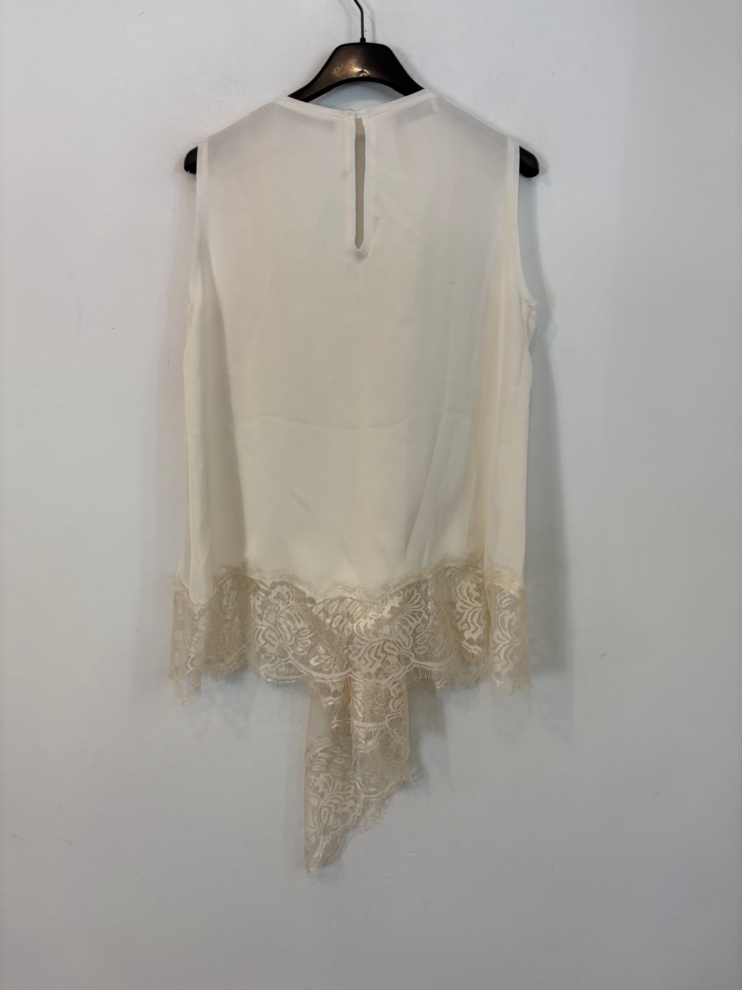 UMO COLLECTION. Top  encaje color crudo abertura