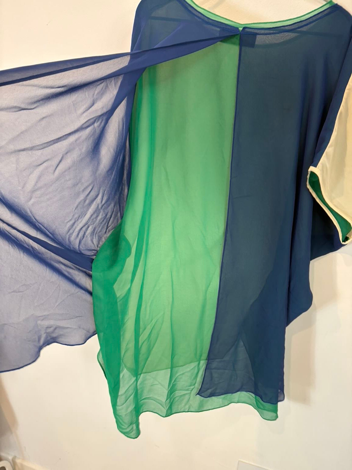 MIWA. Top fluido tricolor  seda