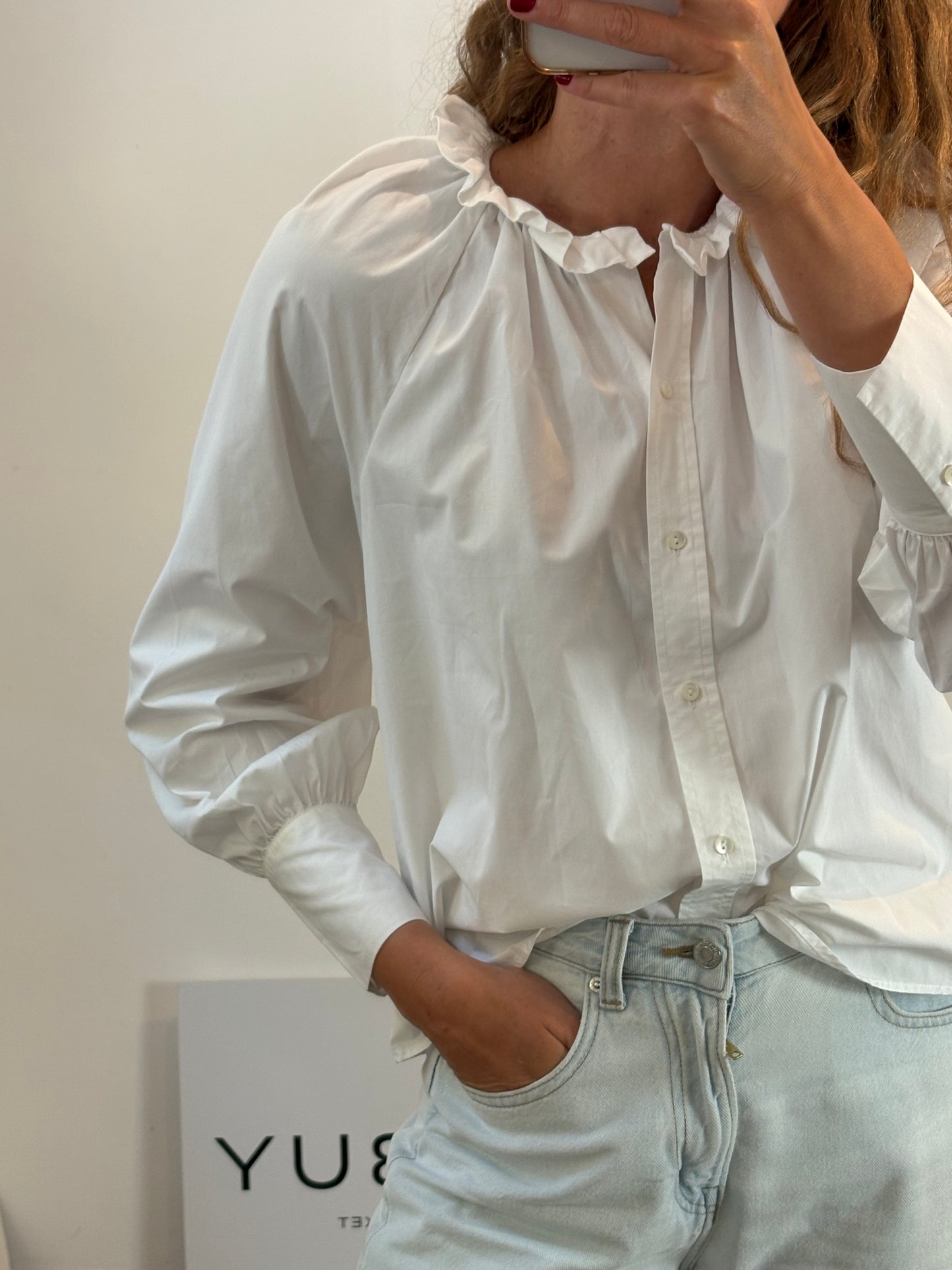 SÉZANE. Blusa blanca cuello volante