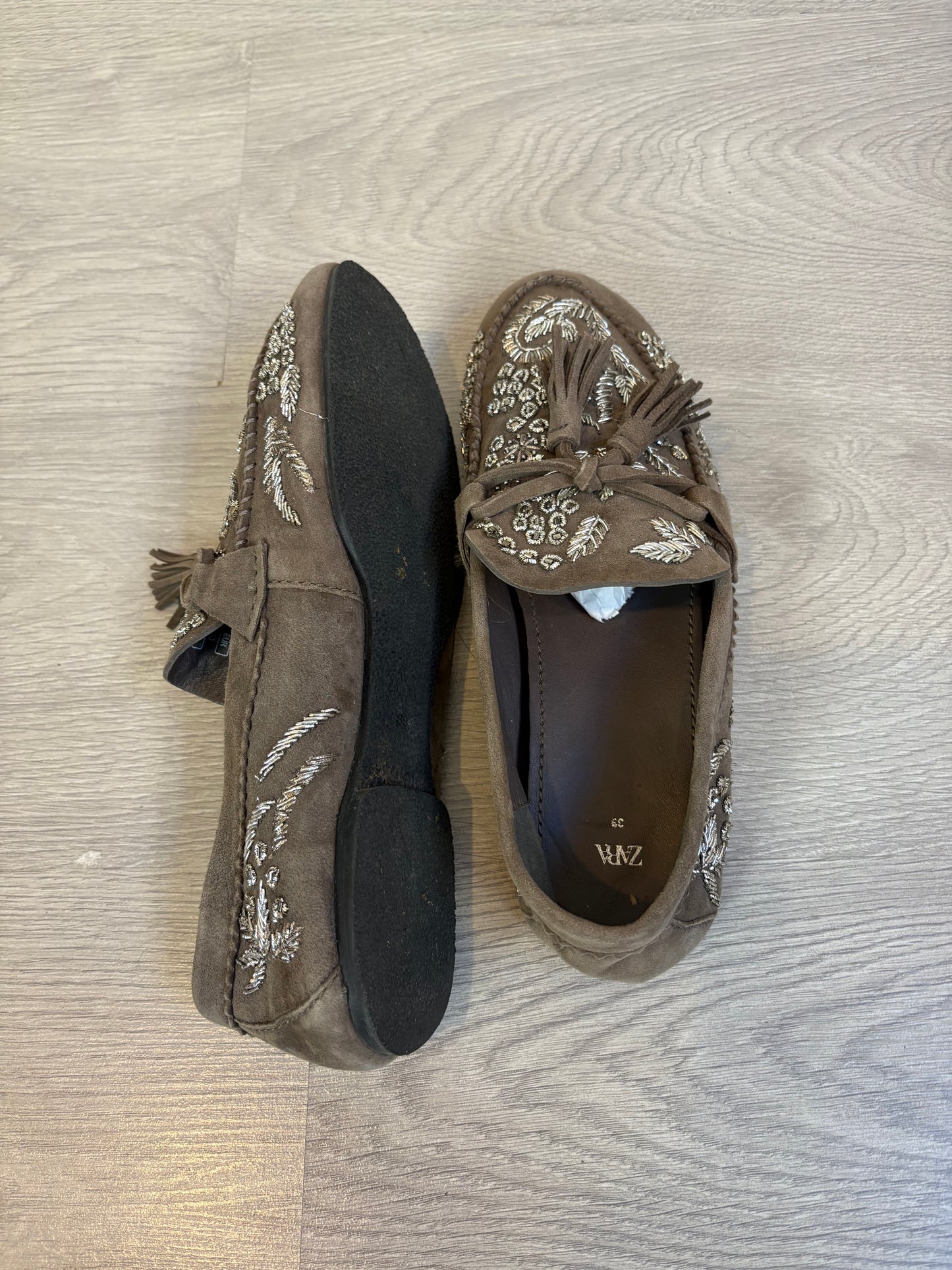 ZARA. Mocasines piel abalorios