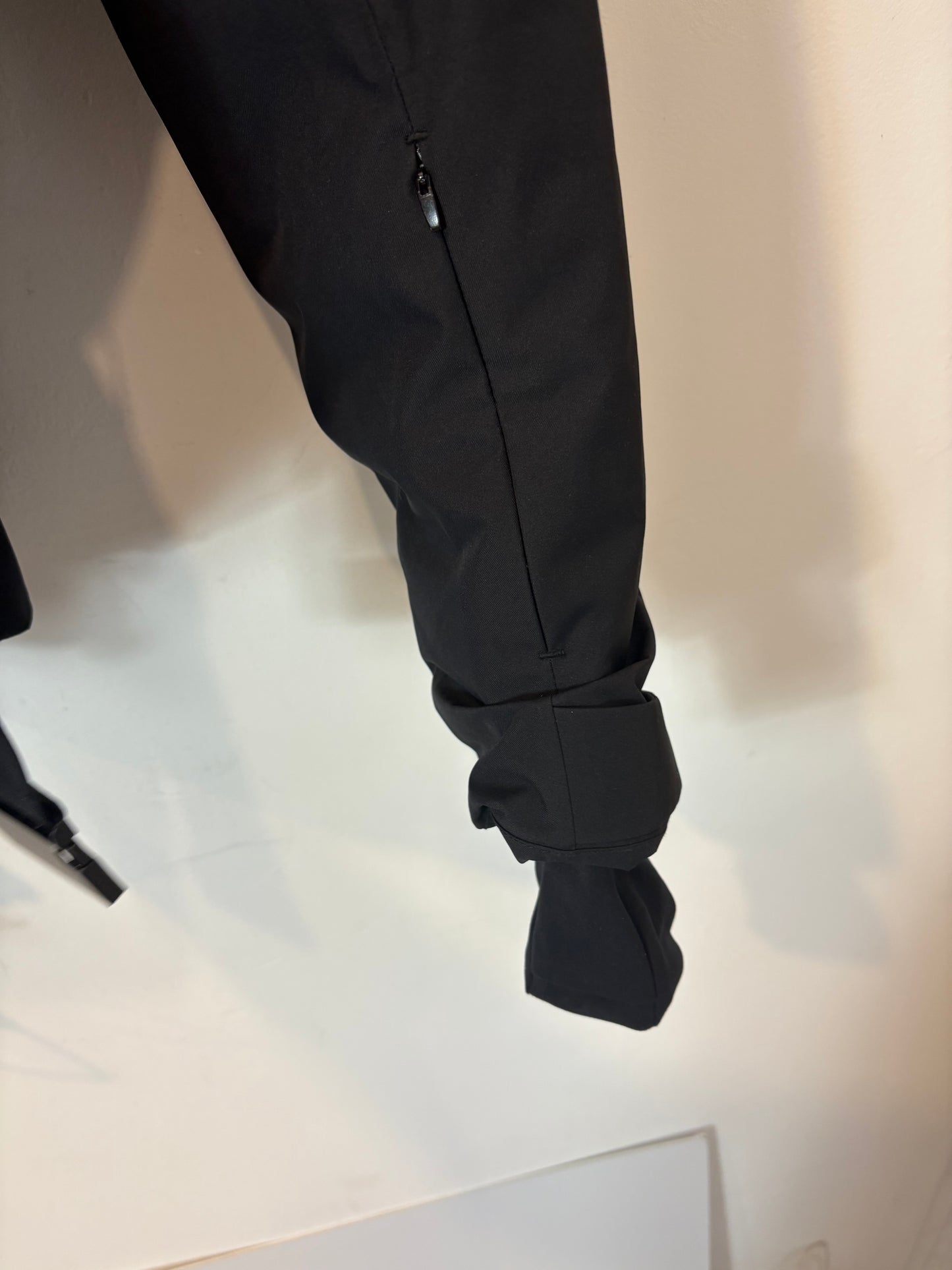 OYSHO. Plumas negro ski