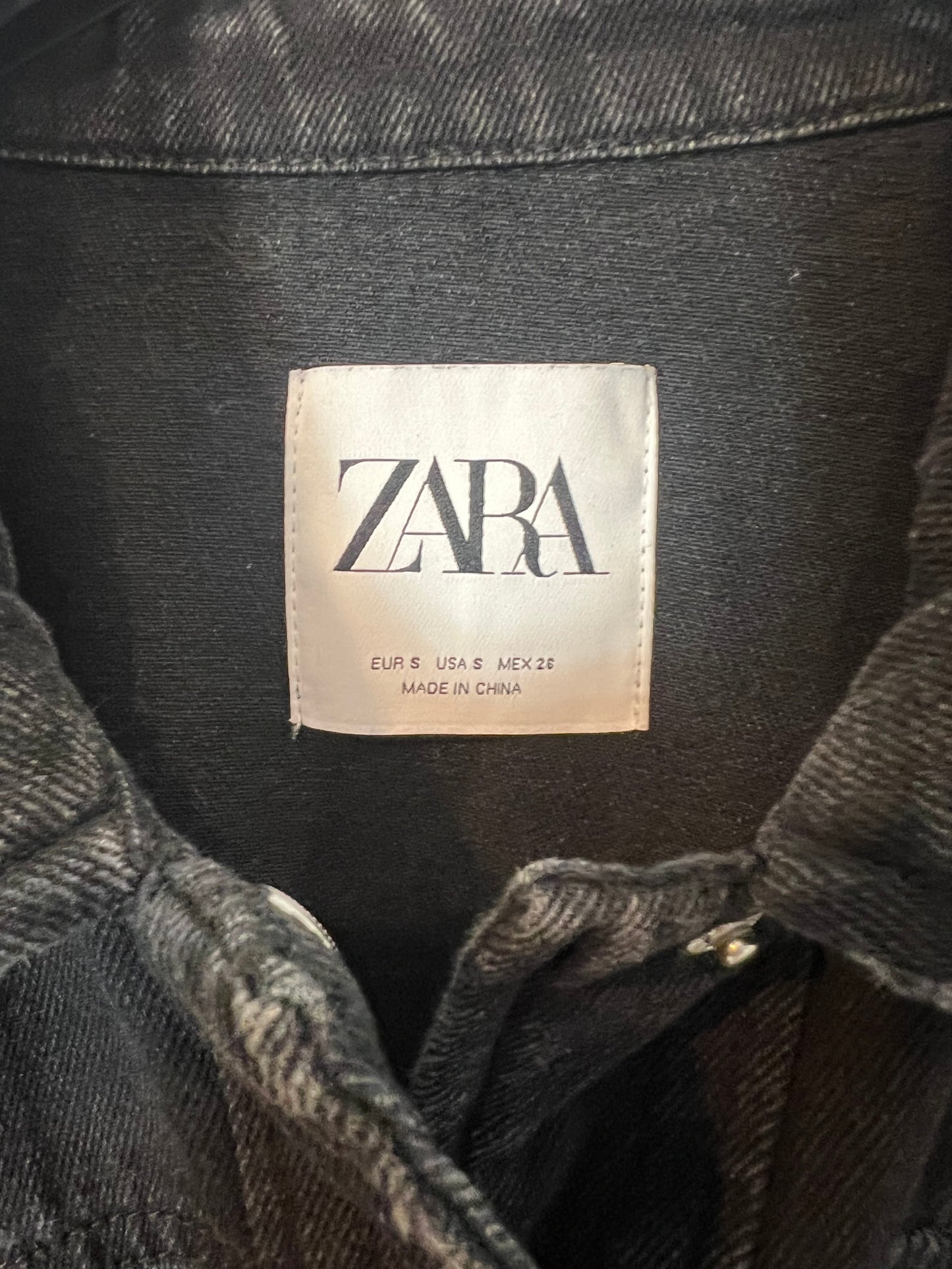 ZARA. Chaqueta denim negra. T S
