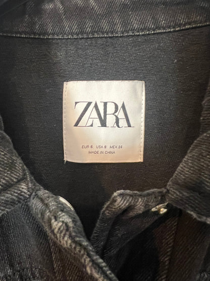 ZARA. Chaqueta denim negra. T S