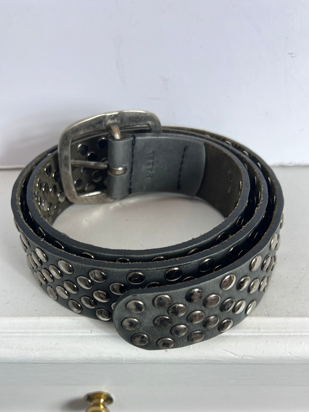 HAZEL. Gray leather belt with studs. 105cm