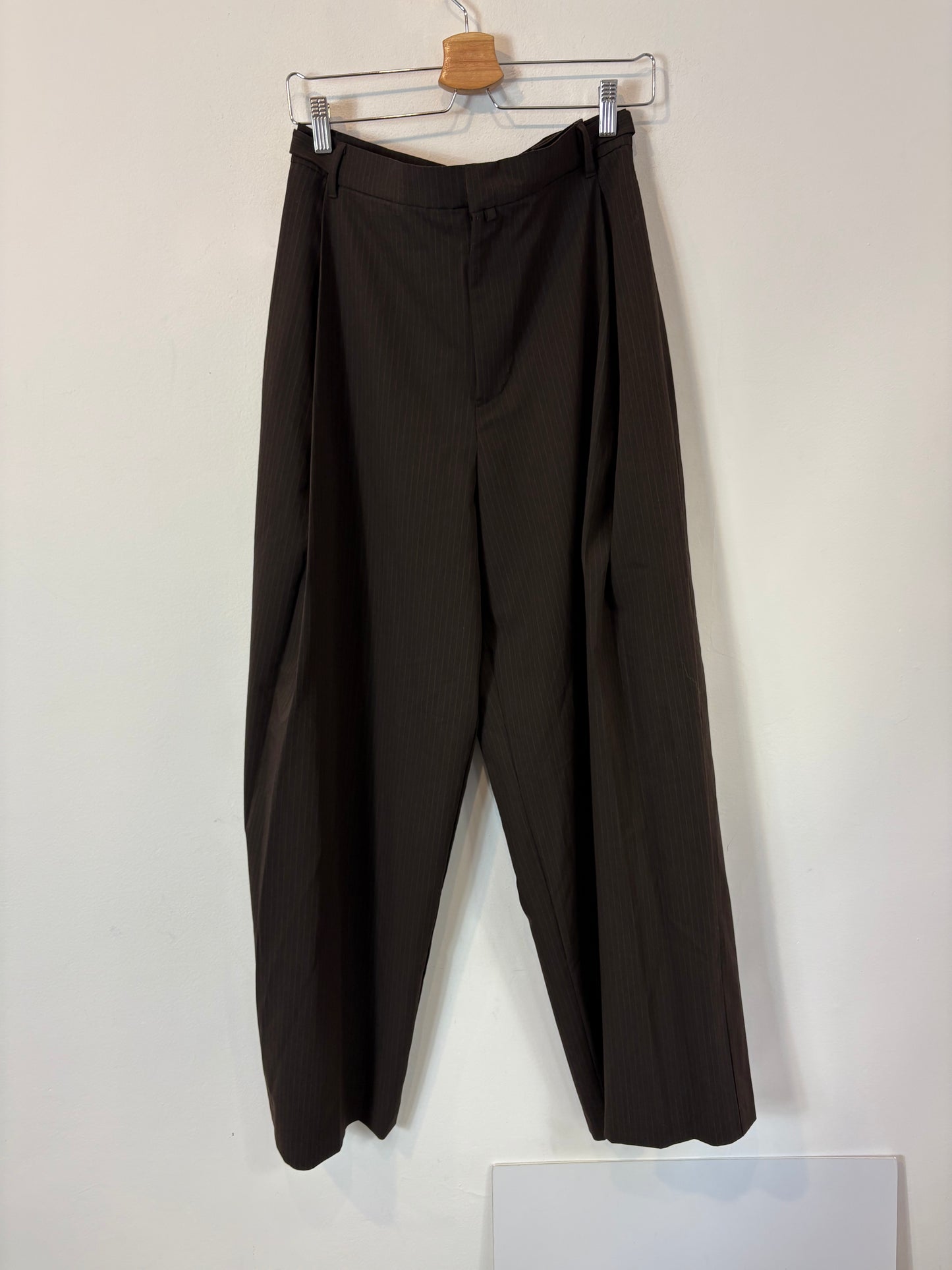 ZARA. Pantalón pinzas marrón rayas