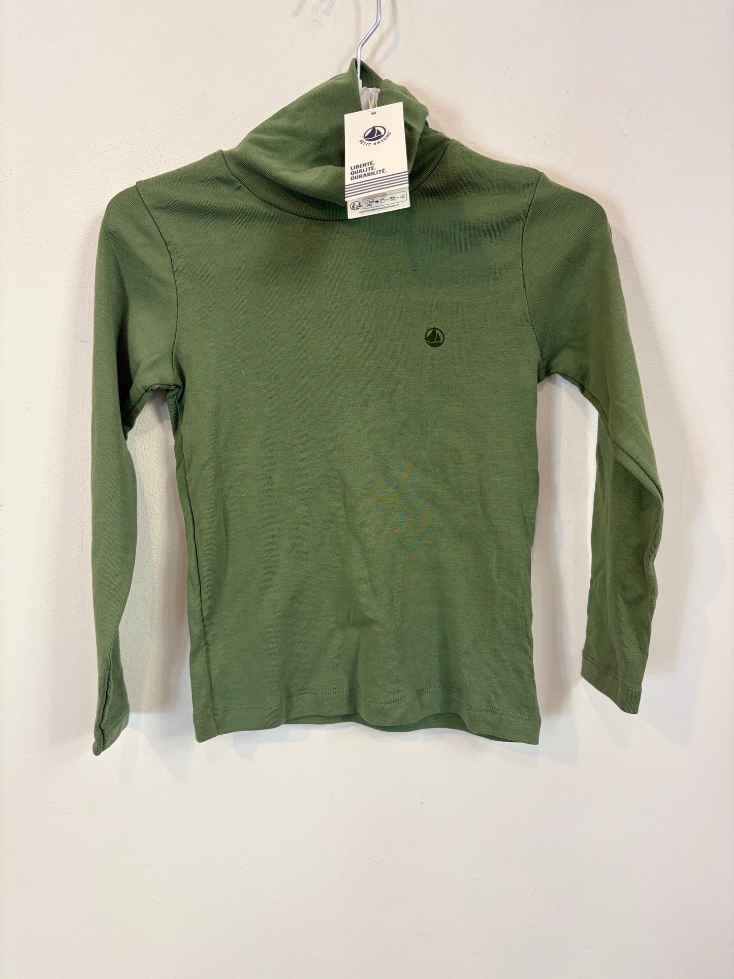 PETIT BATEAU. Camiseta verde manga larga. T 6 años