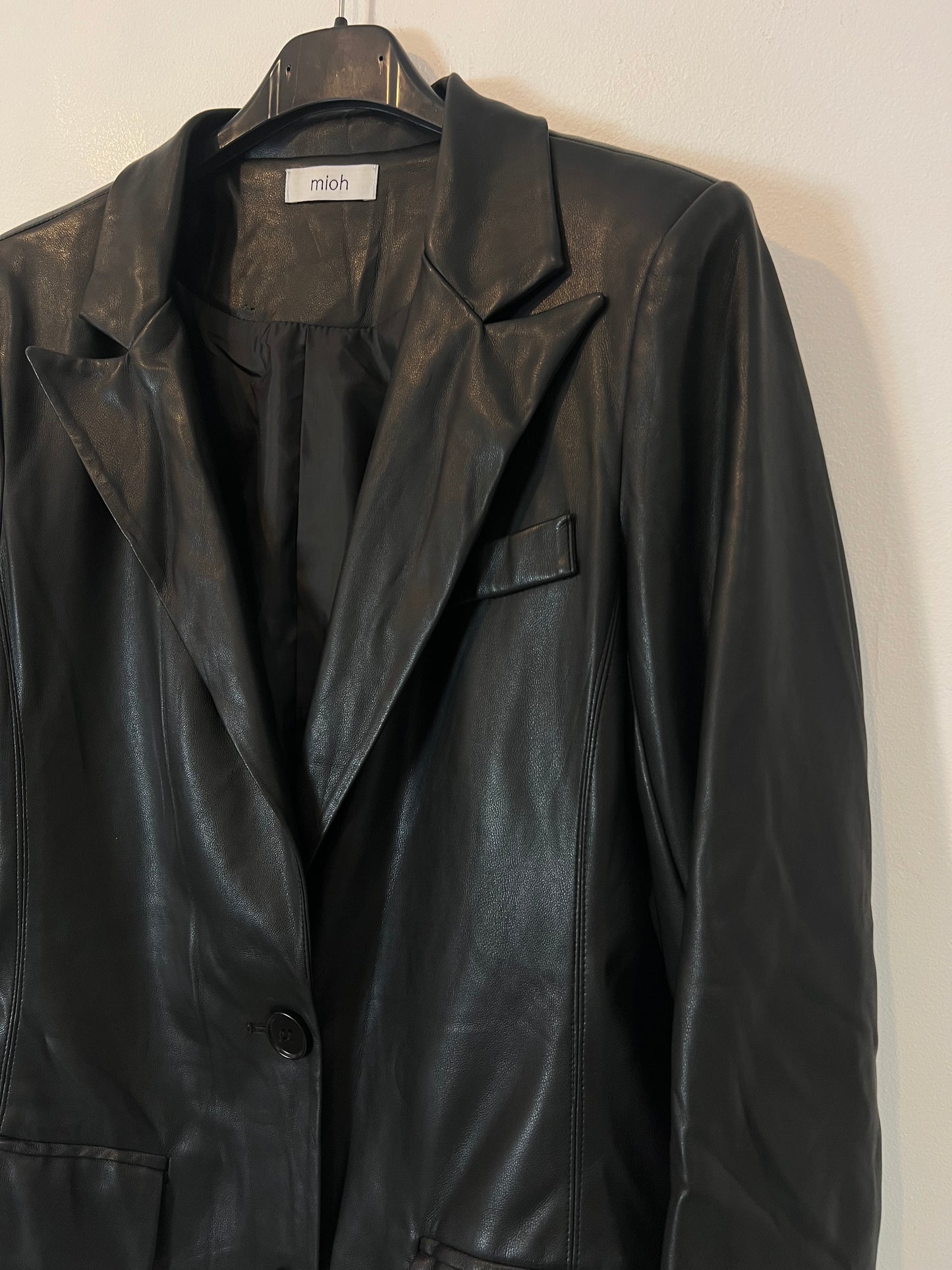 MIOH. blazer negra efecto piel