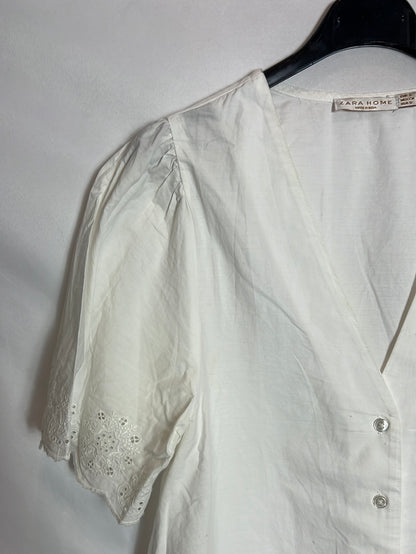 ZARA HOME. Short perforated morning blouse. TS