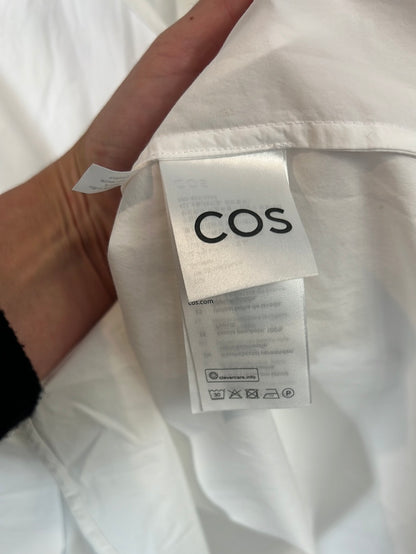 COS. Camisa blanca bolsillo. T 36