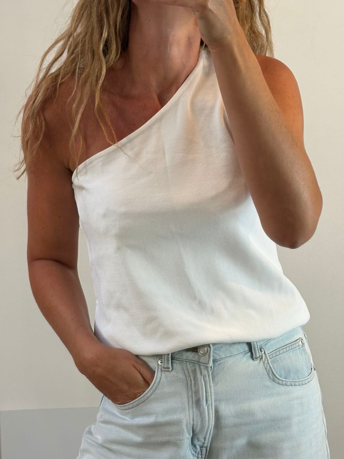 TOT HOM. Camiseta blanca asimétrica