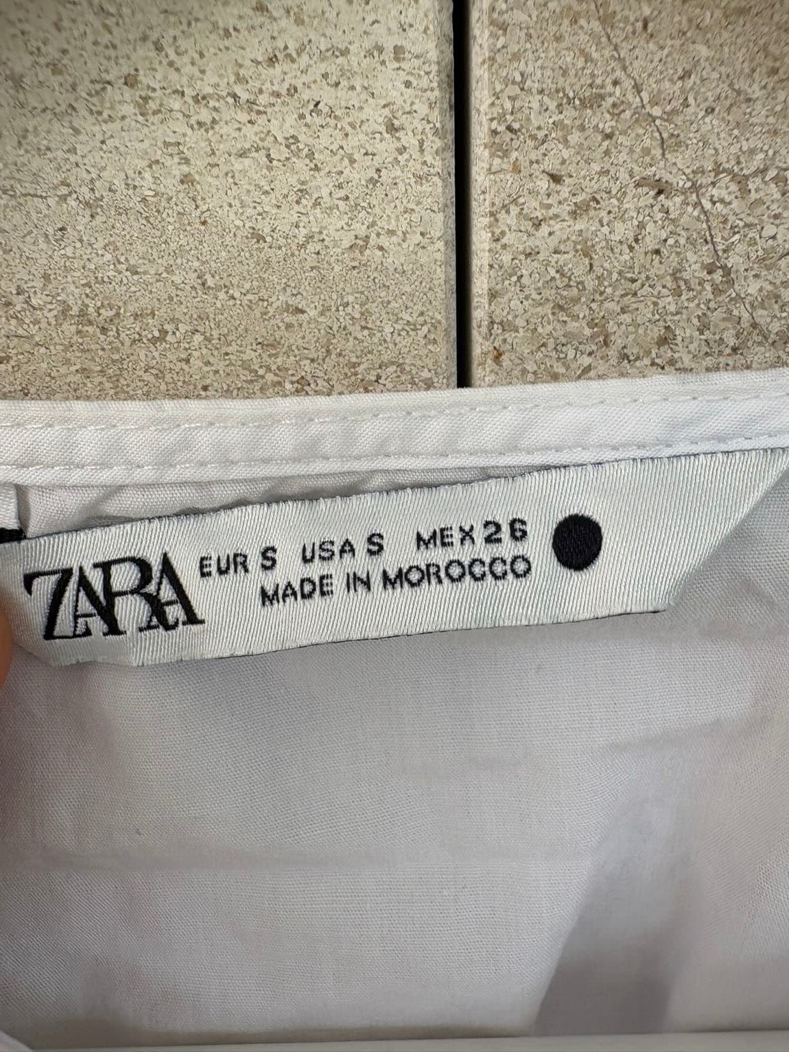ZARA. Blusa blanca manga farol