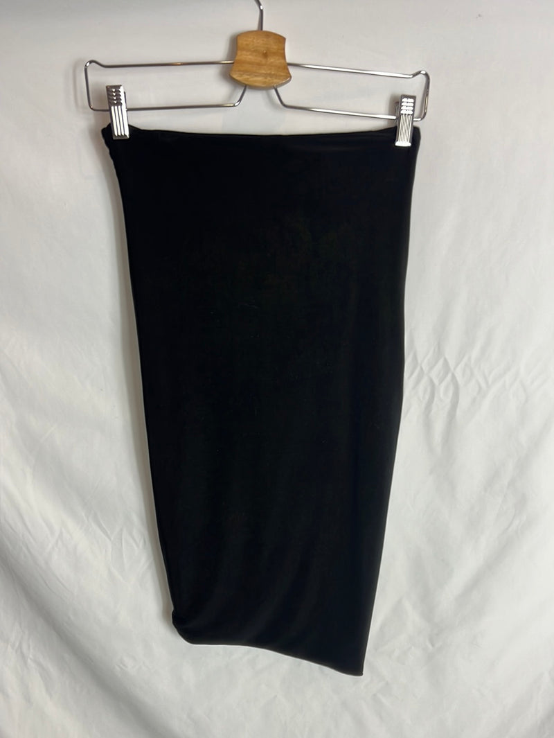 LOLA LI. Falda midi negra elástica fruncida. T 38