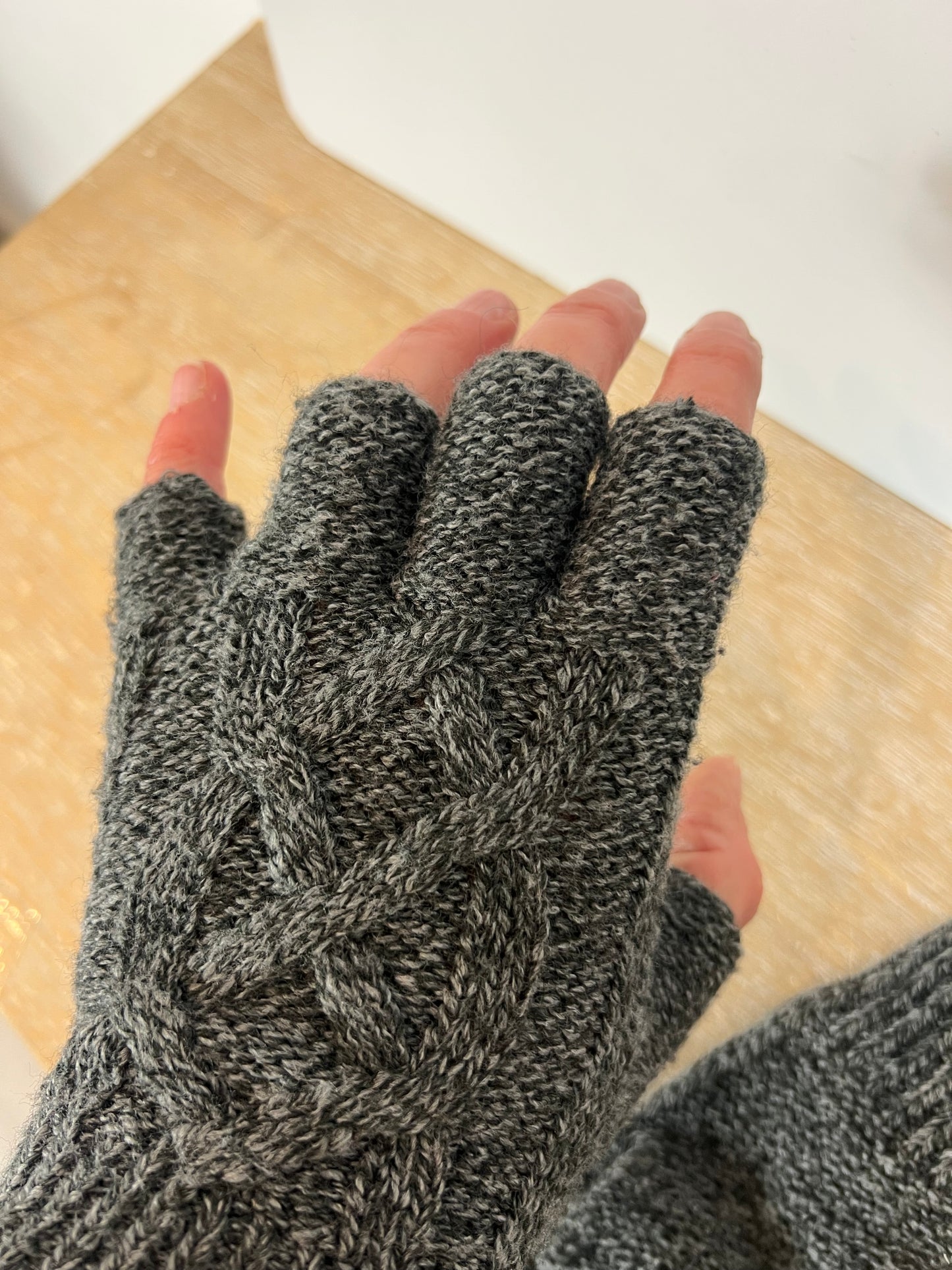 OTRAS. Guantes grises