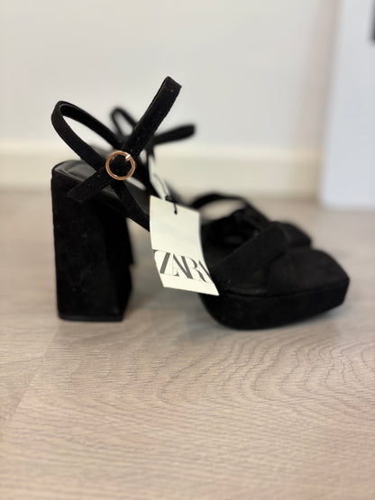 ZARA. Sandalias negras plataforma T.38