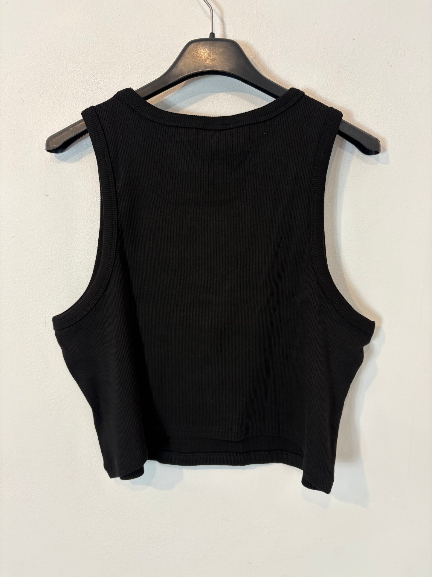 H&M. Top negro canalé