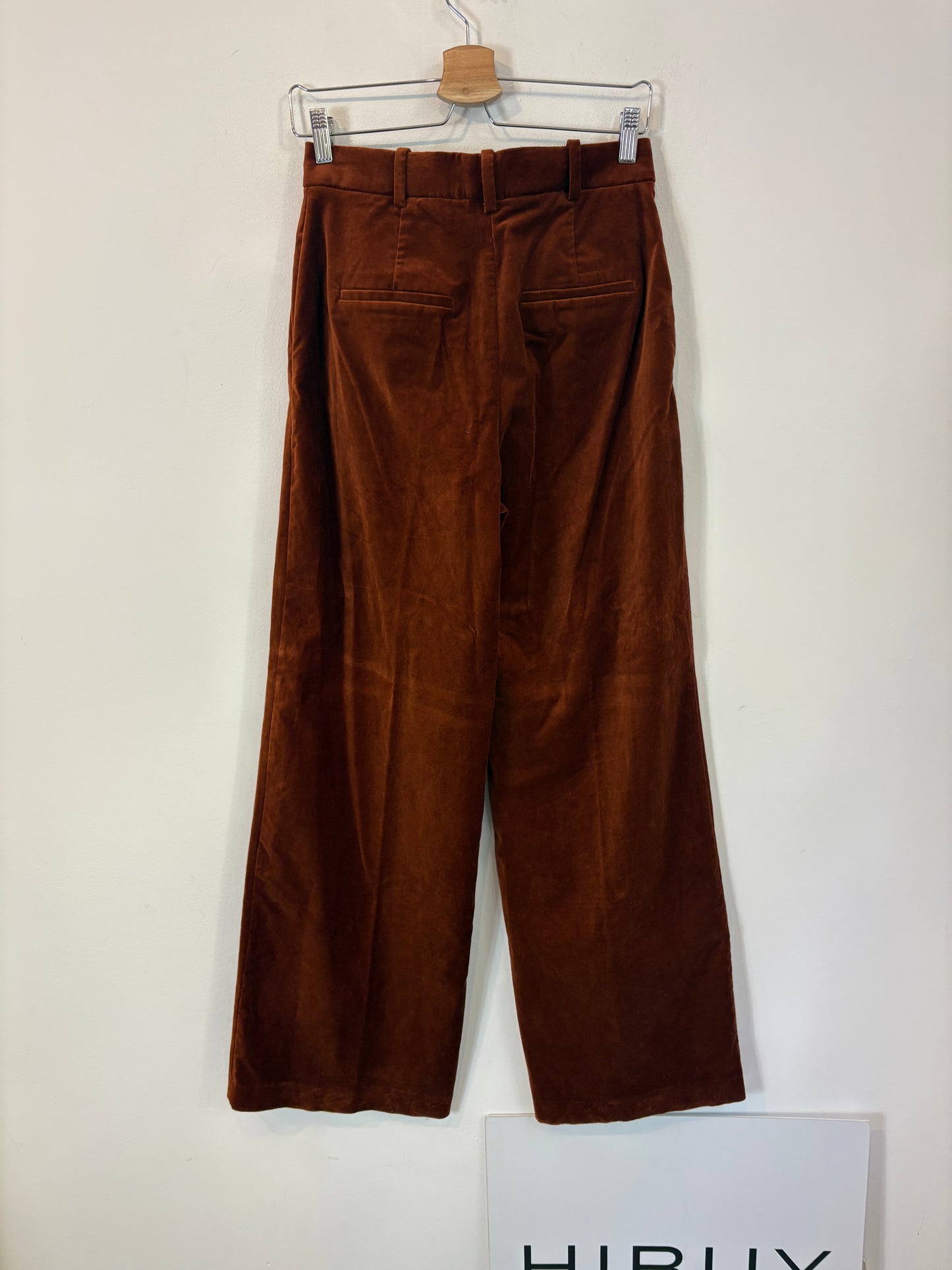 MANGO. Pantalón terciopelo caldero