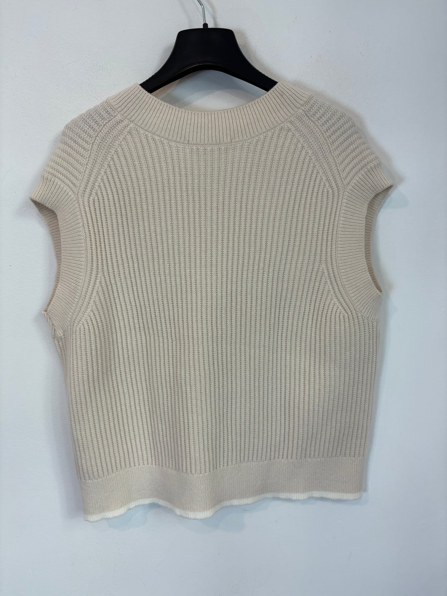 UNIQLO. Beige sleeveless sweater. TM