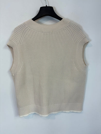UNIQLO. Beige sleeveless sweater. TM