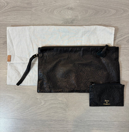 DEVA & COMEYA. Cartera de mano negra piel troquelada