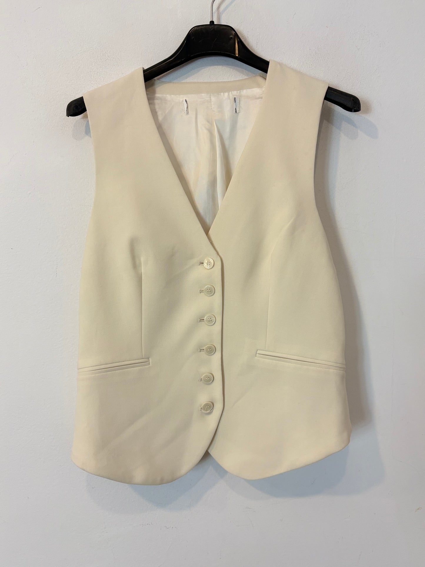 OTRAS. Chaleco abotonado beige claro