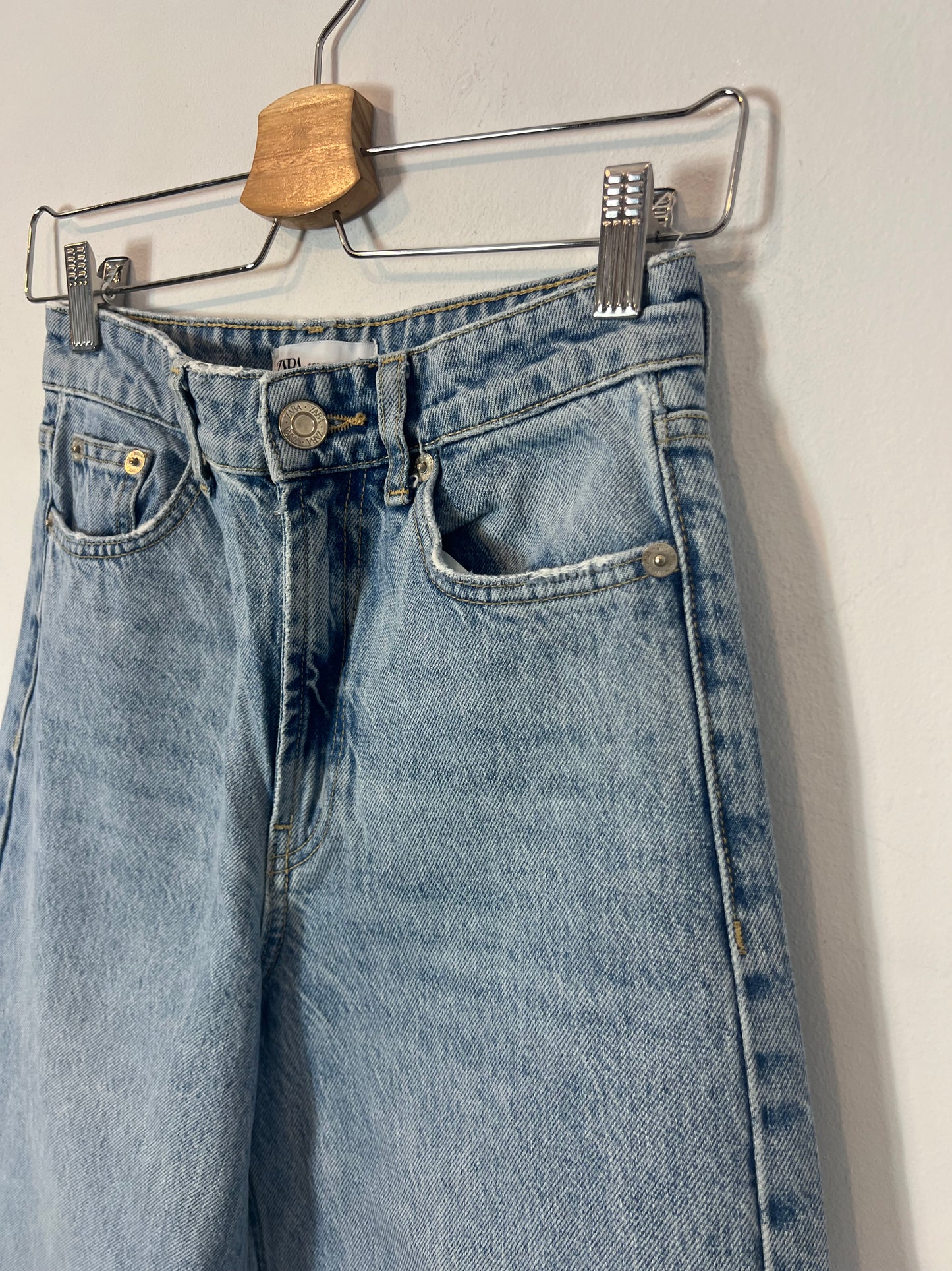 ZARA. Denim pata ancha claro. T 34
