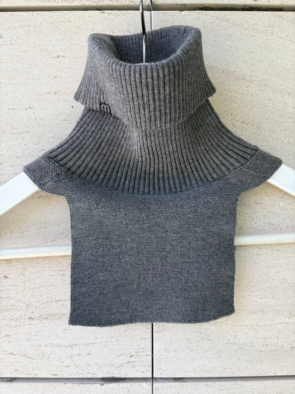 MINIMO. Cuello punto gris