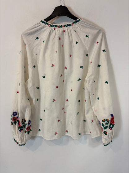 SÉZANE. Blusa blanca bordados