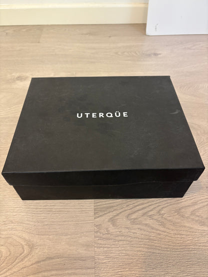 UTERQÜE. Botines negros bordados. T 40