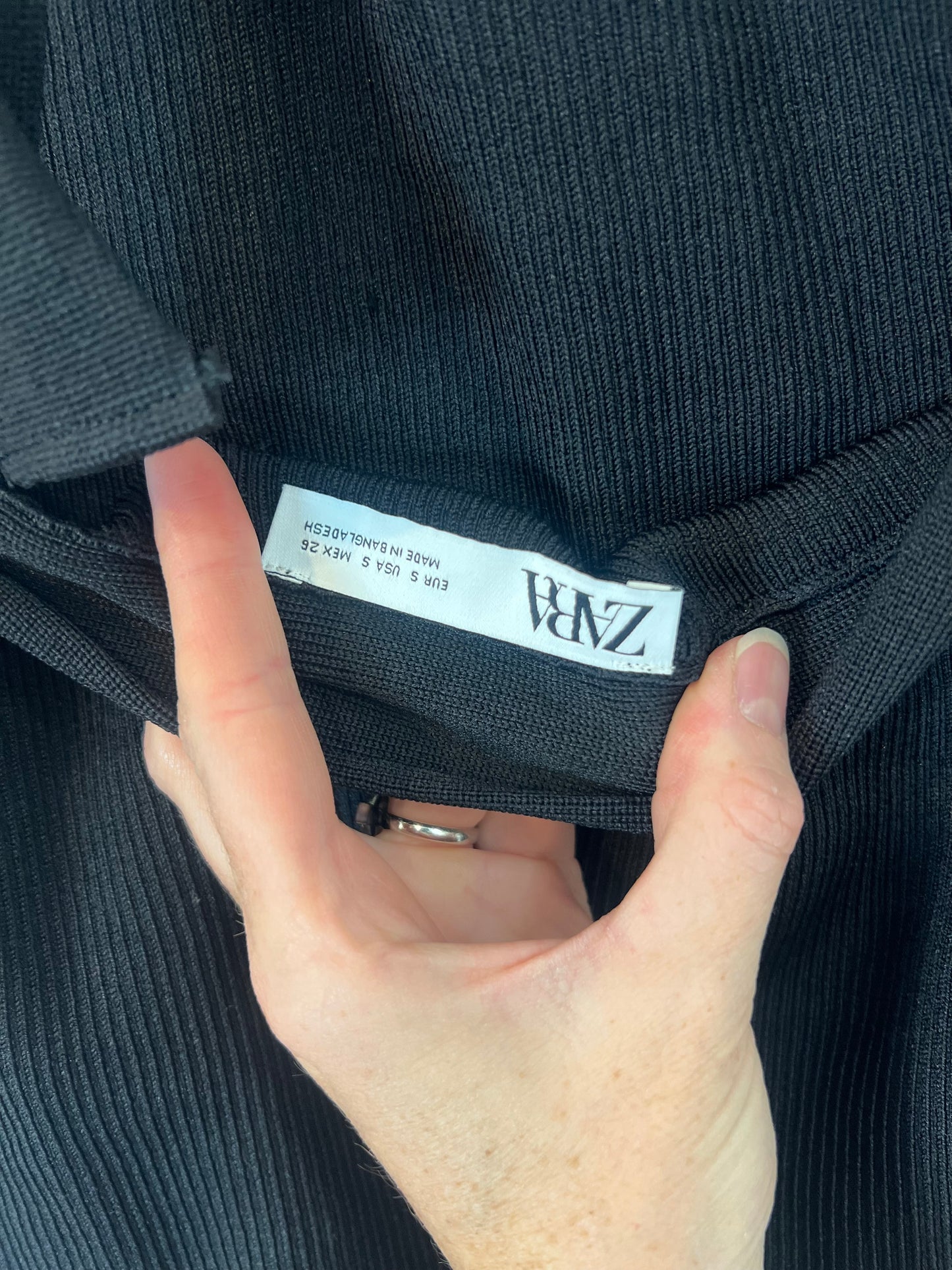 ZARA. Top negro canalé T:s