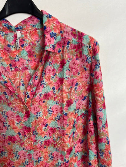 STRADIVARIUS . Blusa rosa oversized flores. T S