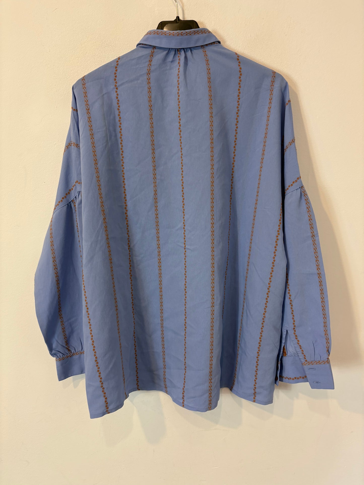 SESSÚN. Camisa azul greca