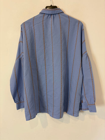 SESSÚN. Camisa azul greca
