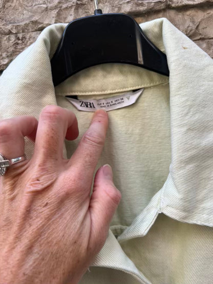ZARA. Chaleco denim verde pastel