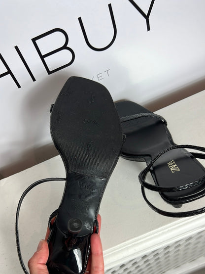 ZARA. Sandalias negras efecto serpiente T.40