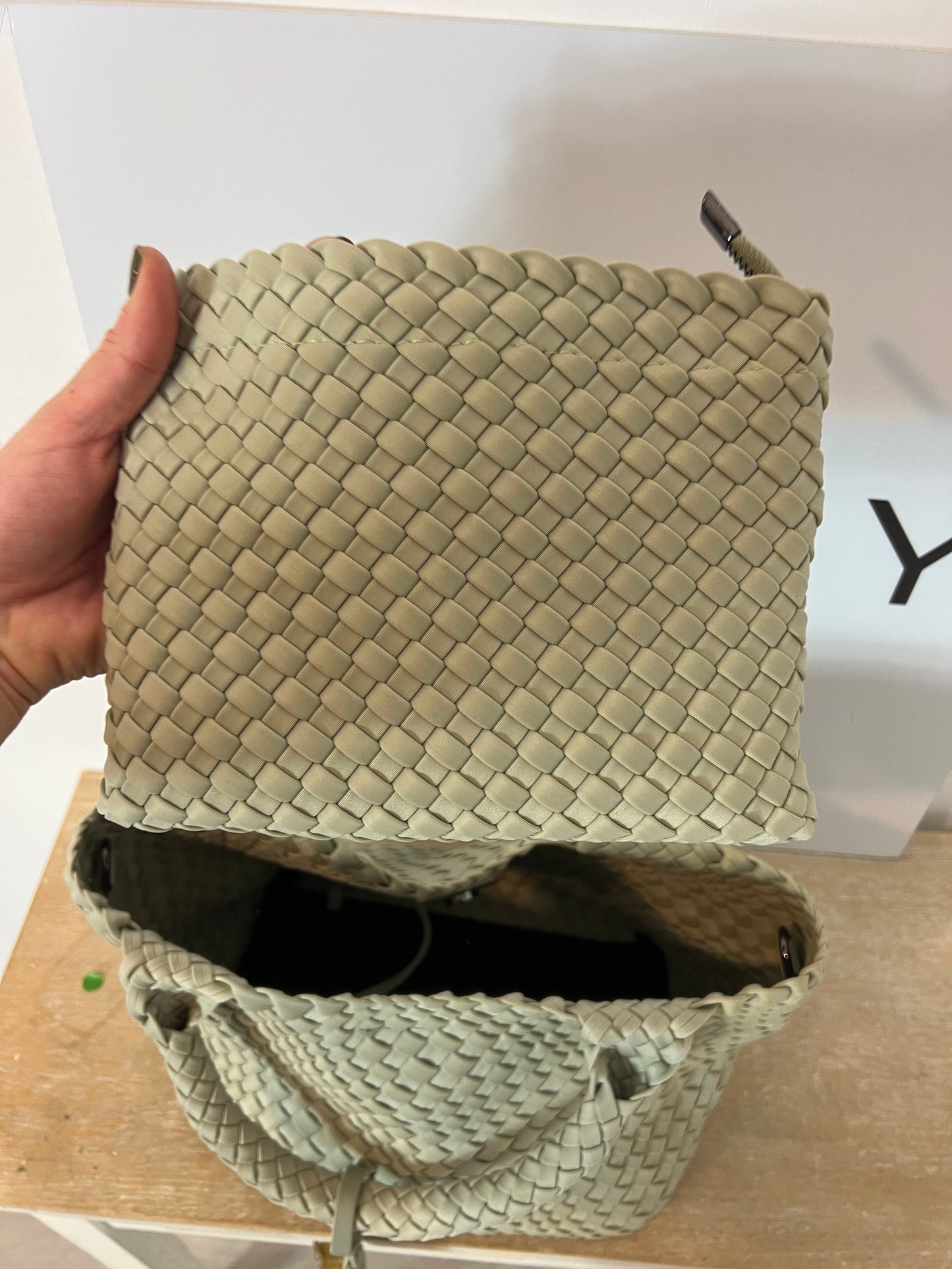 VANYLU. Bolso trenzado gris claro