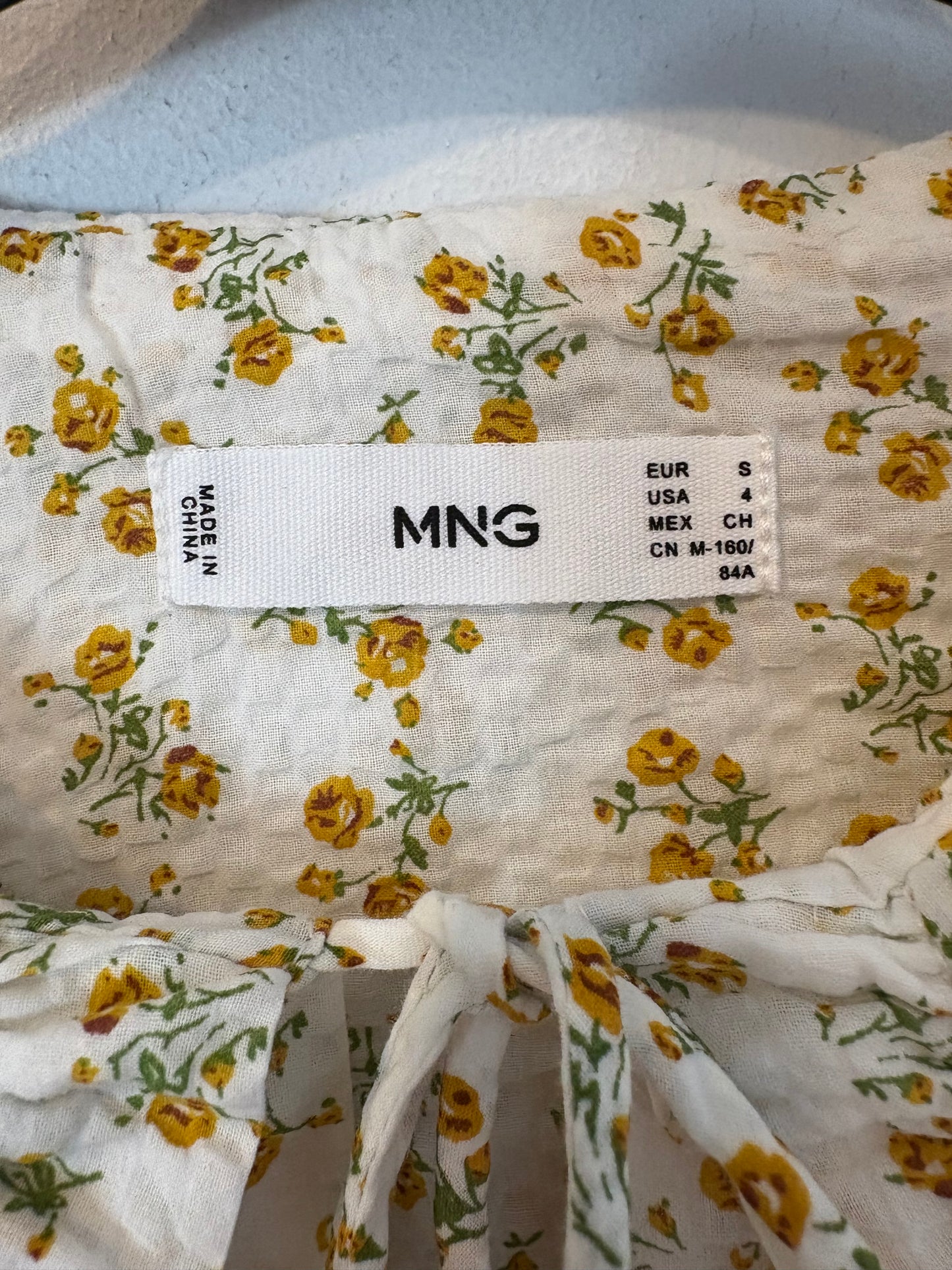 MANGO. Blusa flores mini textura