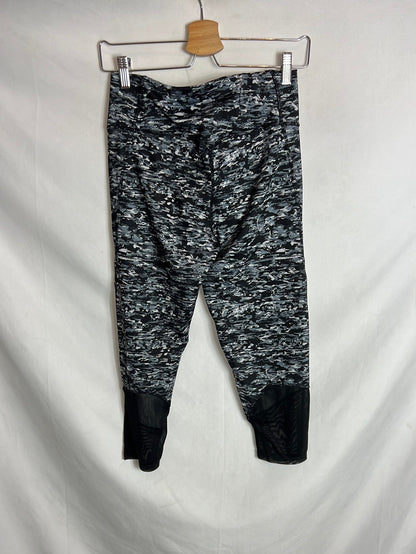 BERHSKA. Printed cropped sports tights. TM