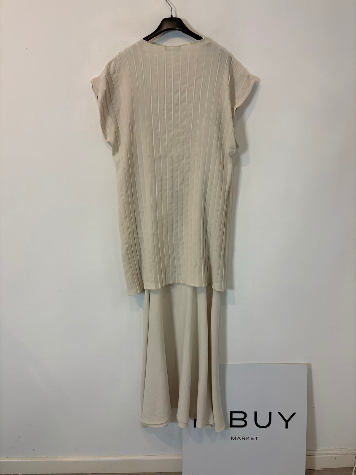 ZARA. Vestido midi plisado en crudo