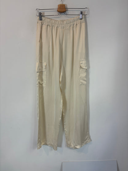 UMO COLLECTION. Pantalón satinado bolsillos. T 38