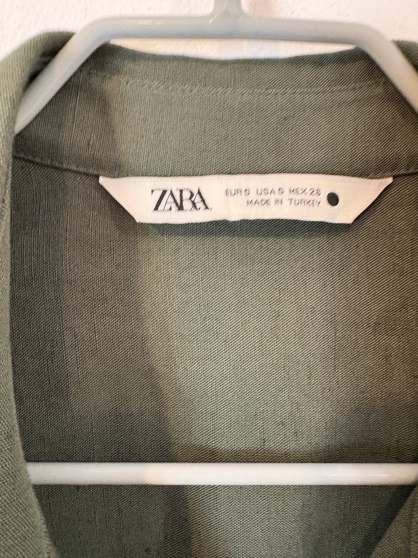 ZARA. Total look verde con lino