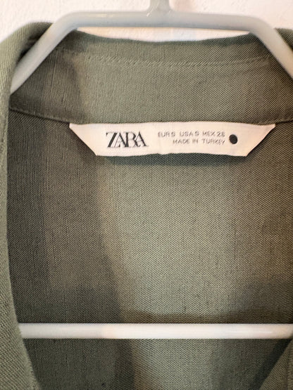 ZARA. Total look verde con lino
