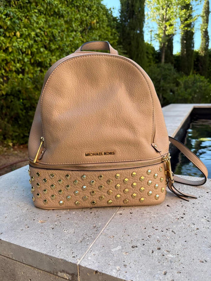 MICHAEL KORS. Mochila mediana piel tachuelas