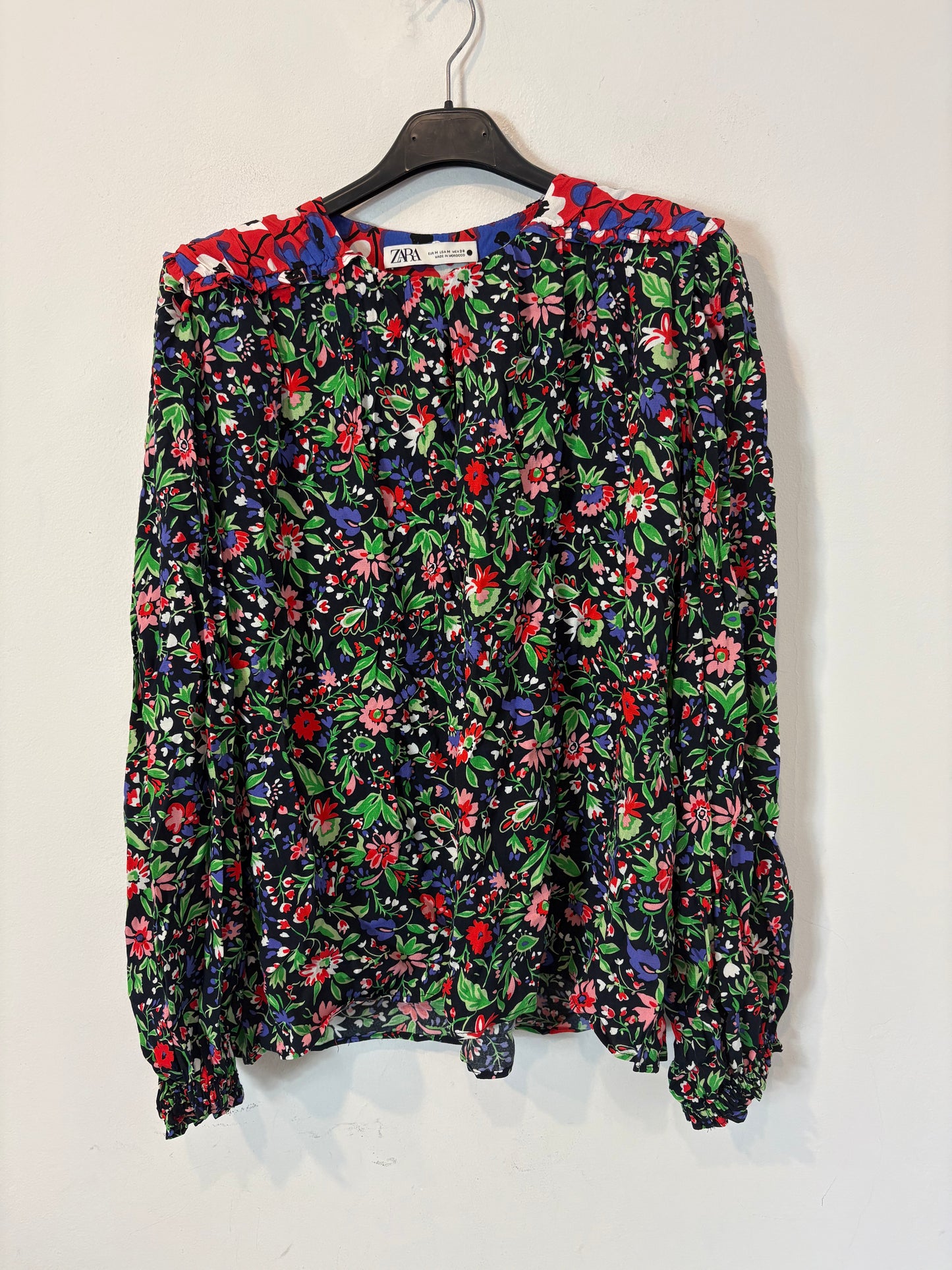 ZARA. Blusa estampada hombreras