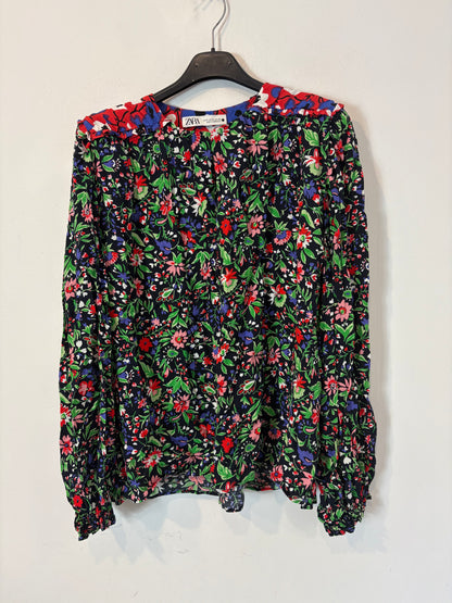 ZARA. Blusa estampada hombreras