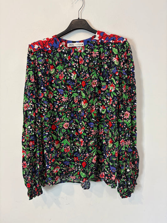 ZARA. Blusa estampada hombreras