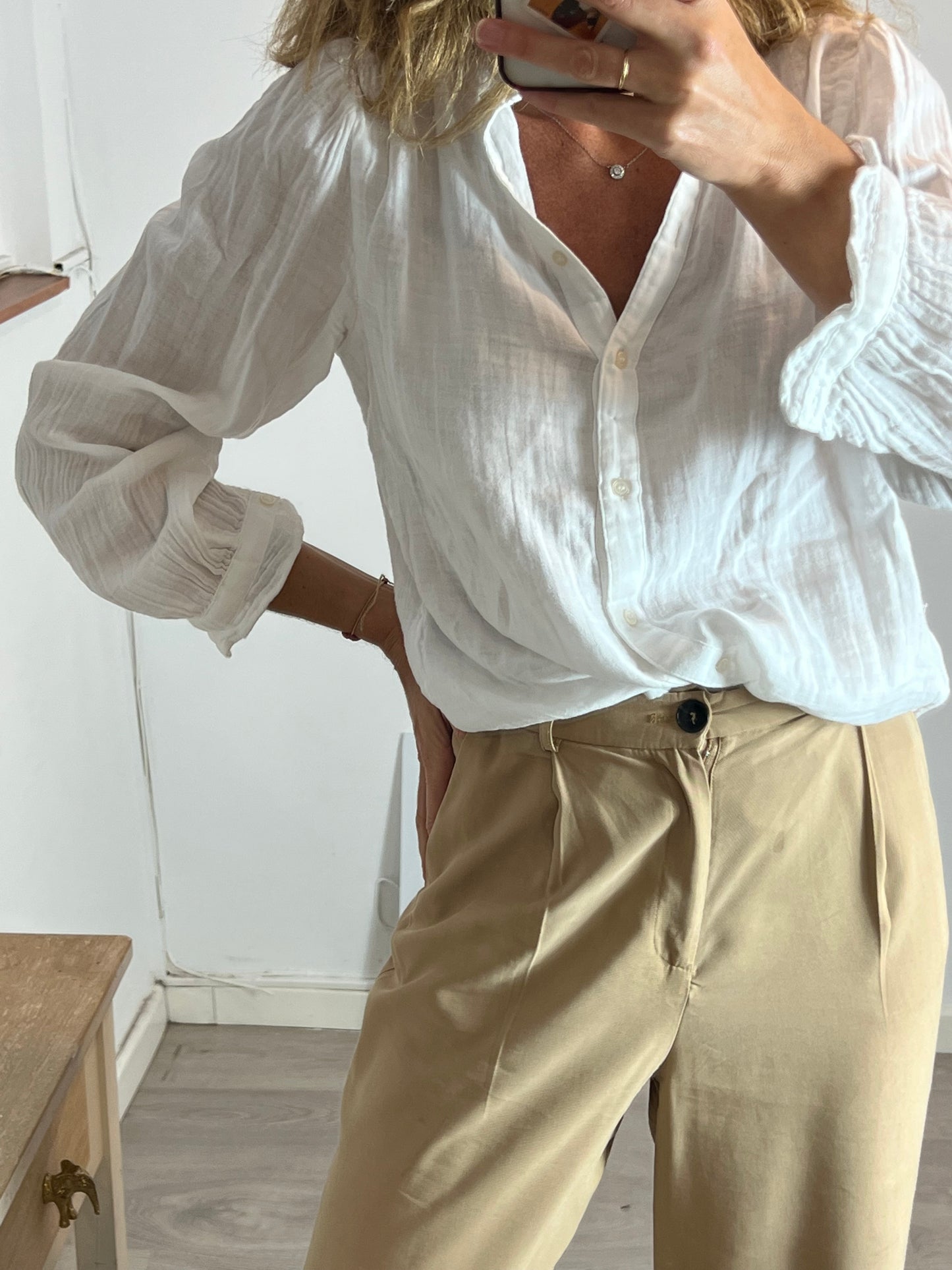 H&amp;M. White cotton blouse Ts