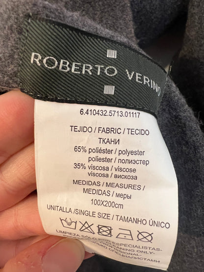 ROBERTO VERINO. Bufanda gris estampada