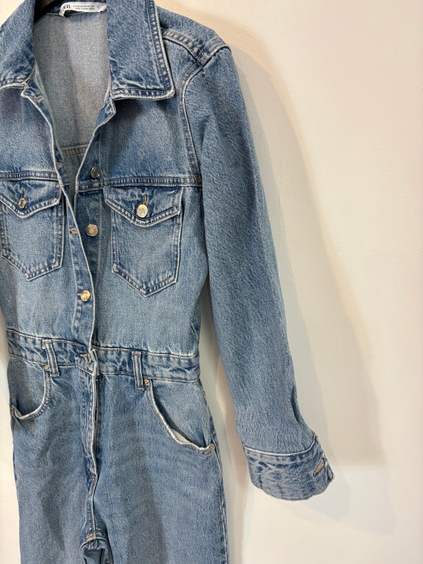 ZARA. Mono denim bolsillos