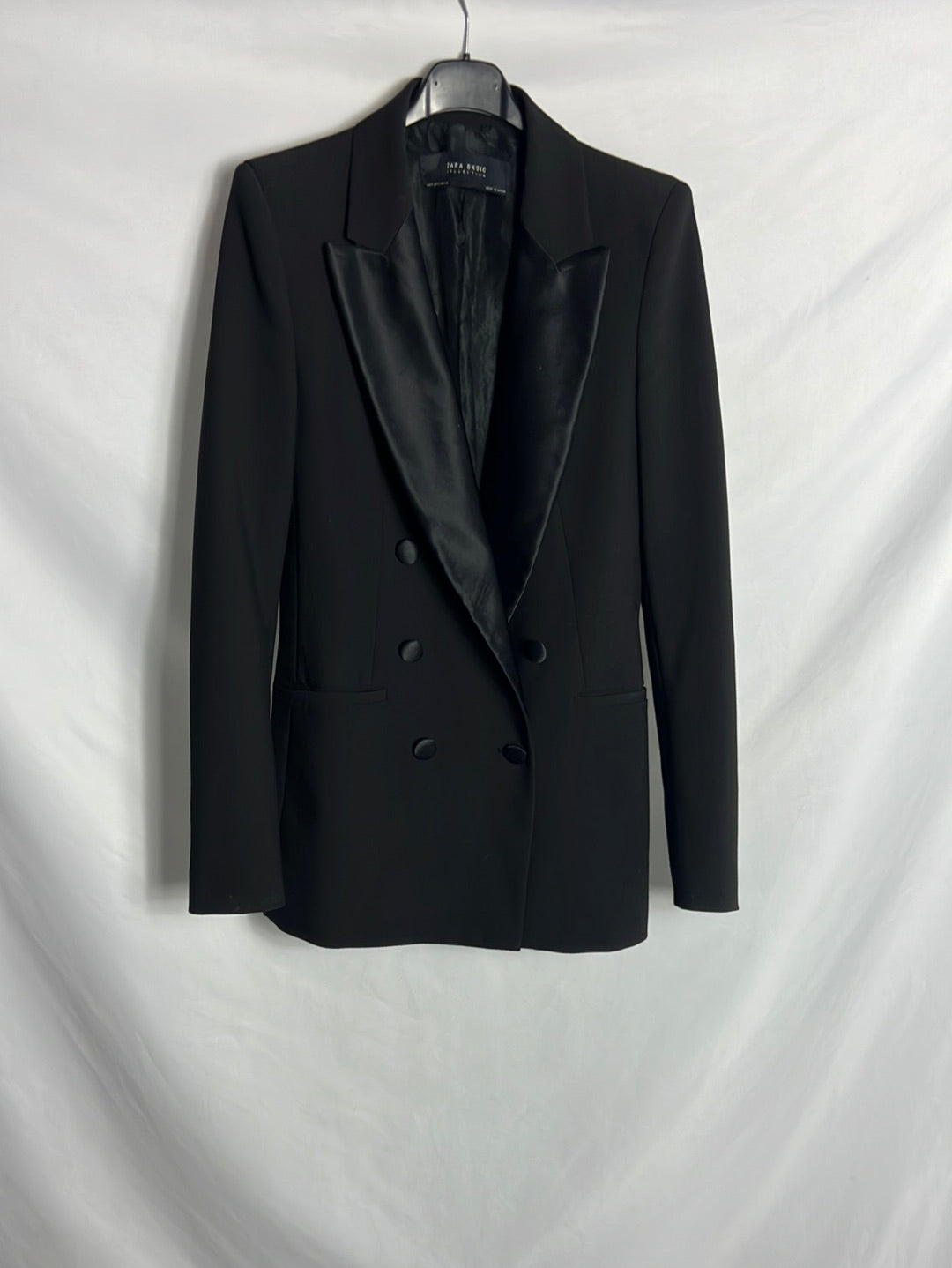 ZARA. Blazer negra solapa y botones satinado. T S