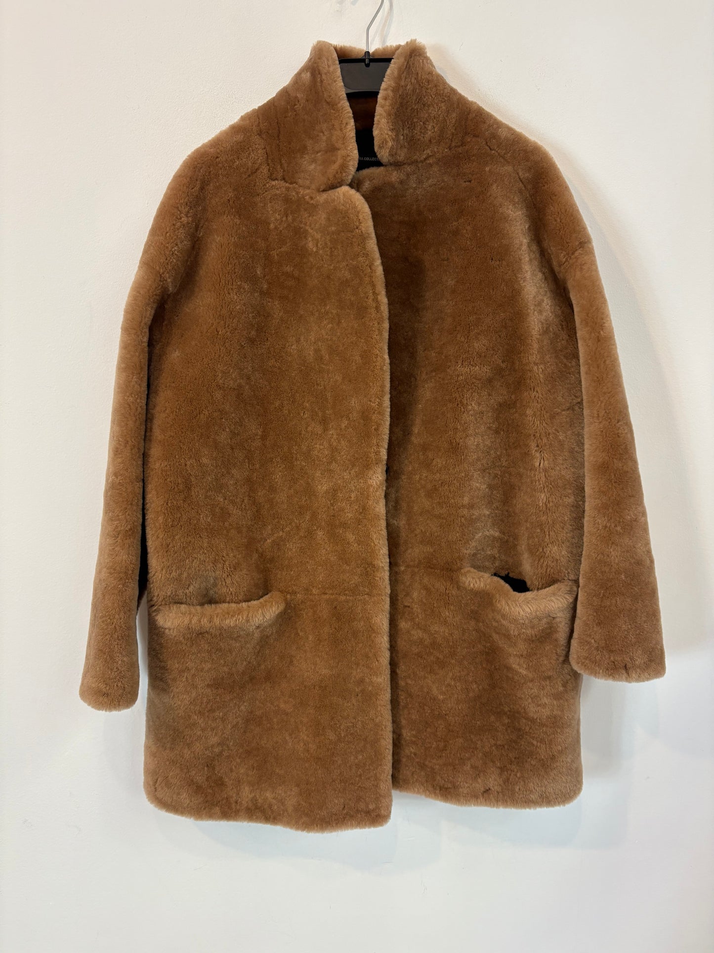 SFERA. Abrigo marrón pelo natural